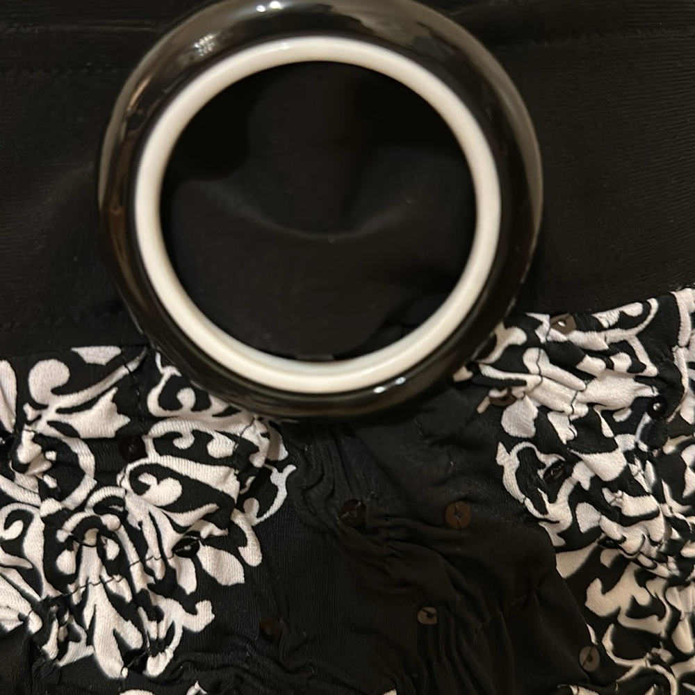 Gorgeous Joseph Ribkoff off the shoulder blouse - Picture 2 of 7